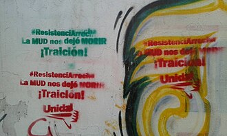 "#ResistenciArrecha. The MUD let us DIE. Treason!", graffitis expressing anger at the opposition coalition after the end of the 2017 protests.