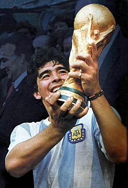 Diego Maradona with the current trophy in 1986.
