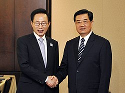 President Lee Myung-bak holds talks with Chinese President Hu Jintao on the sidelines of the G-20 summit in June 2010.