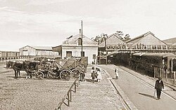 Station platforms with some carriages waiting for passengers, 1907