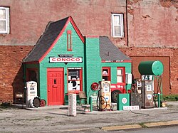 Former Conoco service station in Commerce, Oklahoma (2008)