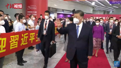 When Xi Jinping arrived at Hong Kong West Kowloon Station by special train, representatives in the lobby greeted him