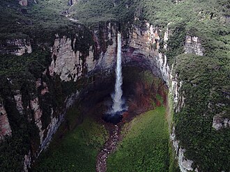 Aerial view of Dragon Falls (Churún Merú), a waterfall 10 km south of Angel Falls at 5°52′32″N 62°32′07″W / 5.87556°N 62.53528°W
