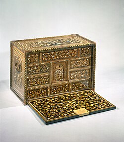 A maki-e and mother-of-pearl inlay cabinet that was exported from Japan to Europe in the 16th century.