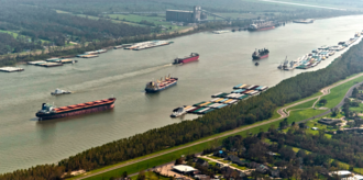 The Lower Mississippi from New Orleans to Baton Rouge is navigable by large ships.