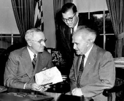 (L–R) U.S. President Truman, Eban, and Israeli PM Ben-Gurion (1951)