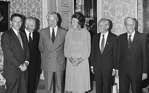 Queen Beatrix meets Nobel laureates in 1983. Weinberg is third from left.