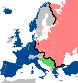 Yugoslavia (green) between power blocs (blue: NATO, red: Warsaw Pact)