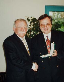 1997 – Consul general László Püspök (r.) presented the award to József Molnár (l.)