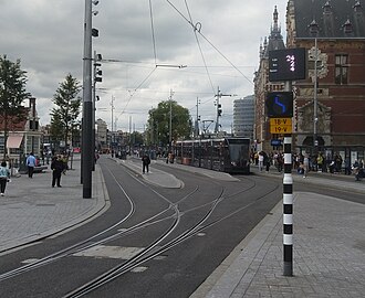A 3-way point-setting system in Amsterdam. The indicator on the right displays "Lijn 24, Spoor 4". The points are set to automatically send the next tram (route 24 to De Boelelaan/VU) to platform 4 on the left.