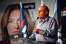 Mofaz at a Kadima rally, 2009