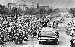 With Chiang Kai-shek, US president Dwight D. Eisenhower waved to crowds during his visit to Taipei in June 1960.