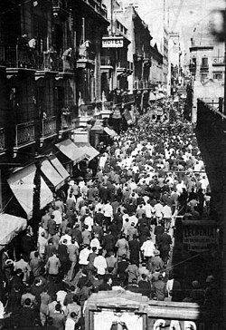 The coffin of Gardel moves down Florida Street in Buenos Aires