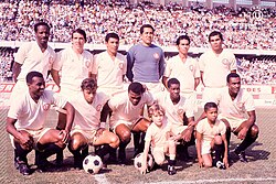 1970 Squad of Universitario de Deportes. Standing: Eloy Campos, Ramón Mifflin, Héctor Chumpitaz, Luis Rubiños, Nicolás Fuentes, Orlando de la Torre. Crouching: Julio Baylón, Roberto Challe, Pedro Pablo León, Eladio Reyes and Alberto Gallardo.