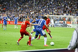 Didier Drogba (blue, no. 11), who often played as a target forward throughout his career, was known for his ability to hold up the ball, as demonstrated during the 2012 UEFA Champions League final against Bayern Munich.
