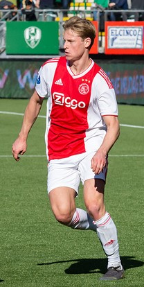 De Jong playing for Ajax in 2019