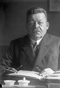 Friedrich Ebert, to whom Max von Baden handed the chancellorship. Ebert had wanted to save the monarchy but was unable to do so.