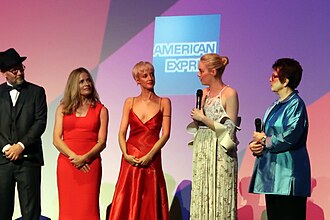 From left to right: Jonathan Dayton, Shue, Andrea Riseborough, Emma Stone, and Billie Jean King at the European premiere of Battle of the Sexes in 2017