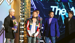 BigBang accepting an award in 2016