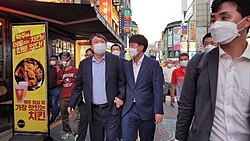 Lee (right) with the former Prosecutor General Yoon Suk Yeol in 2021