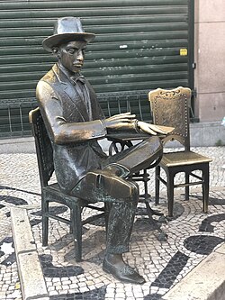 Statue of Fernando Pessoa by Lagoa Henriques, next to the A Brasileira café, in Chiado, Lisbon