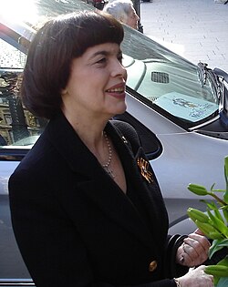 Mireille Mathieu is known for her song "Une femme amoureuse", reflecting themes of freedom and emotion.