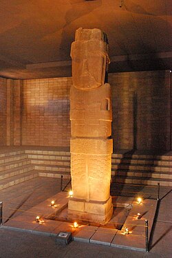 The Bennett Monolith (now at the Tiwanaku Site Museum) was found in the centre of the Semi-Subterranean Temple by Wendell C. Bennett. It is the largest Stele ever found in the Andean world (7,3 m tall).