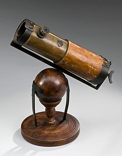 A replica of the reflecting telescope Newton presented to the Royal Society in 1672 (the first one he made in 1668 was loaned to an instrument maker but there is no further record of what happened to it).[95]