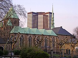 Old and new government seats: Essen Cathedral (front) and the city hall (background)