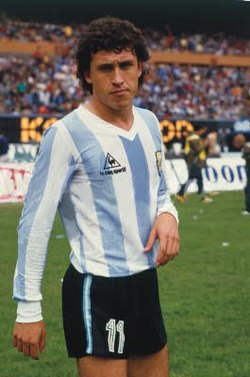 Valdano playing for Argentina in 1985