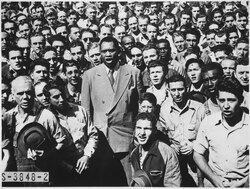 Paul Robeson singing "The Star-Spangled Banner" with shipyard workers.