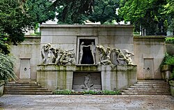 Monument aux morts, behind lies the ossuary