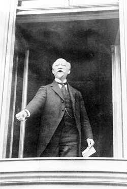 Philipp Scheidemann proclaims the republic from the Reichstag building.