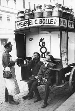 Drinking milk in Germany in 1932