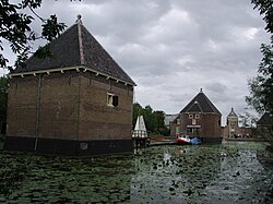 The "new" gunpowder store "Kruithuis", built in 1660 on the water of the Delftse Schie for public safety, today in use as a clubhouse