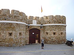 Fort of the Desnarigado, built in the 19th century, houses a museum.