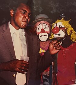 Ali with clowns Charlie Frye and Skeeter Reece in 1980