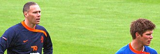 Van Basten (left) with Klaas-Jan Huntelaar during training prior to Euro 2008.