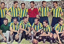 Napoleón posing with the team in 1936