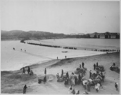 Refugees stream across the frozen Han River from Seoul