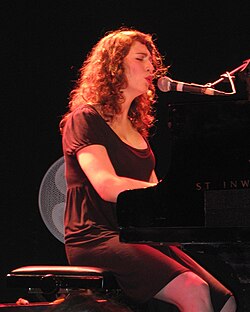 Spektor performing "Après Moi" in Tel Aviv in 2006