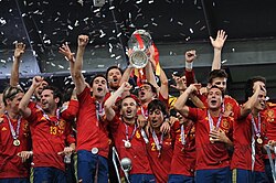 Spain players holding the Henri Delaunay Trophy
