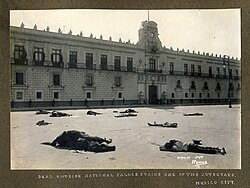 Corpses in front of the National Palace during the Ten Tragic Days. Photographer, Manuel Ramos.[72]
