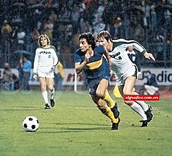 Argentine Boca Juniors played West German Borussia Mönchengladbach after European champions Liverpool declined to participate in the 1977 edition. In the image, José Luis Salinas carrying the ball