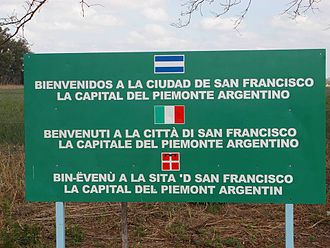 Sign in San Francisco, Córdoba, in Spanish, Italian and Piedmontese, reading: "Welcome to the city of San Francisco, the capital of the Argentine Piedmont".