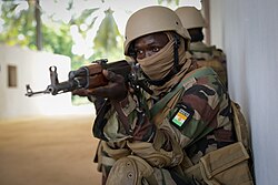 A Niger Armed Forces soldier providing rear security during close-quarters combat training in 2022