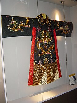 A dragon-themed robe originating from the Qing dynasty