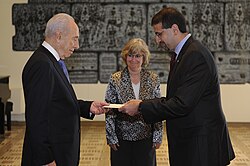 Daniel B. Shapiro, U.S. ambassador to Israel, presents his credentials to Israeli president Shimon Peres on 3 August 2011.