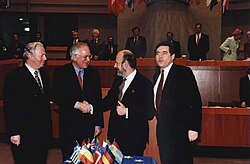 Gil-Robles (second from right) in 1998.