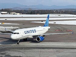 A United Airlines A320 taxiing at Burlington